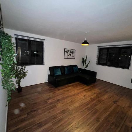 Impeccable 2-Bed Apartment In Grays London Dış mekan fotoğraf