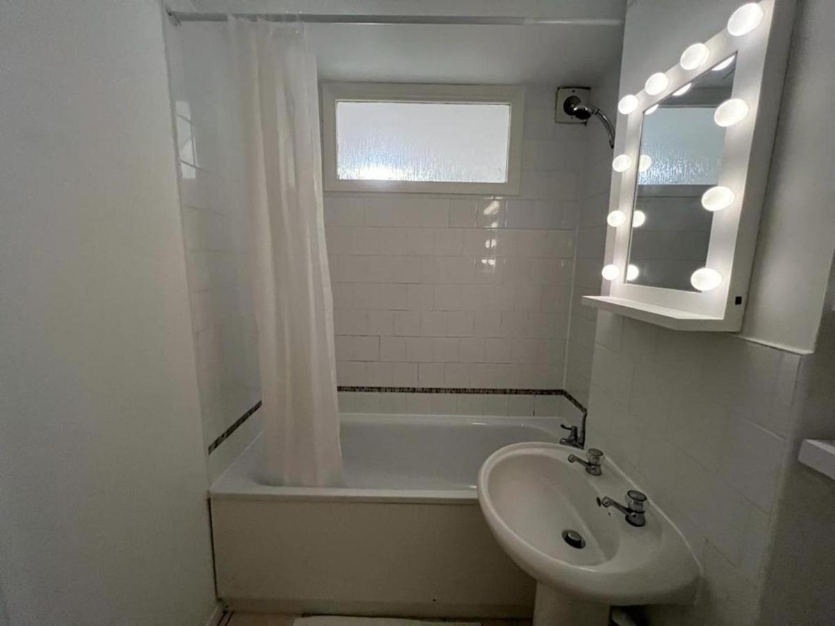 Impeccable 2-Bed Apartment In Grays London Dış mekan fotoğraf