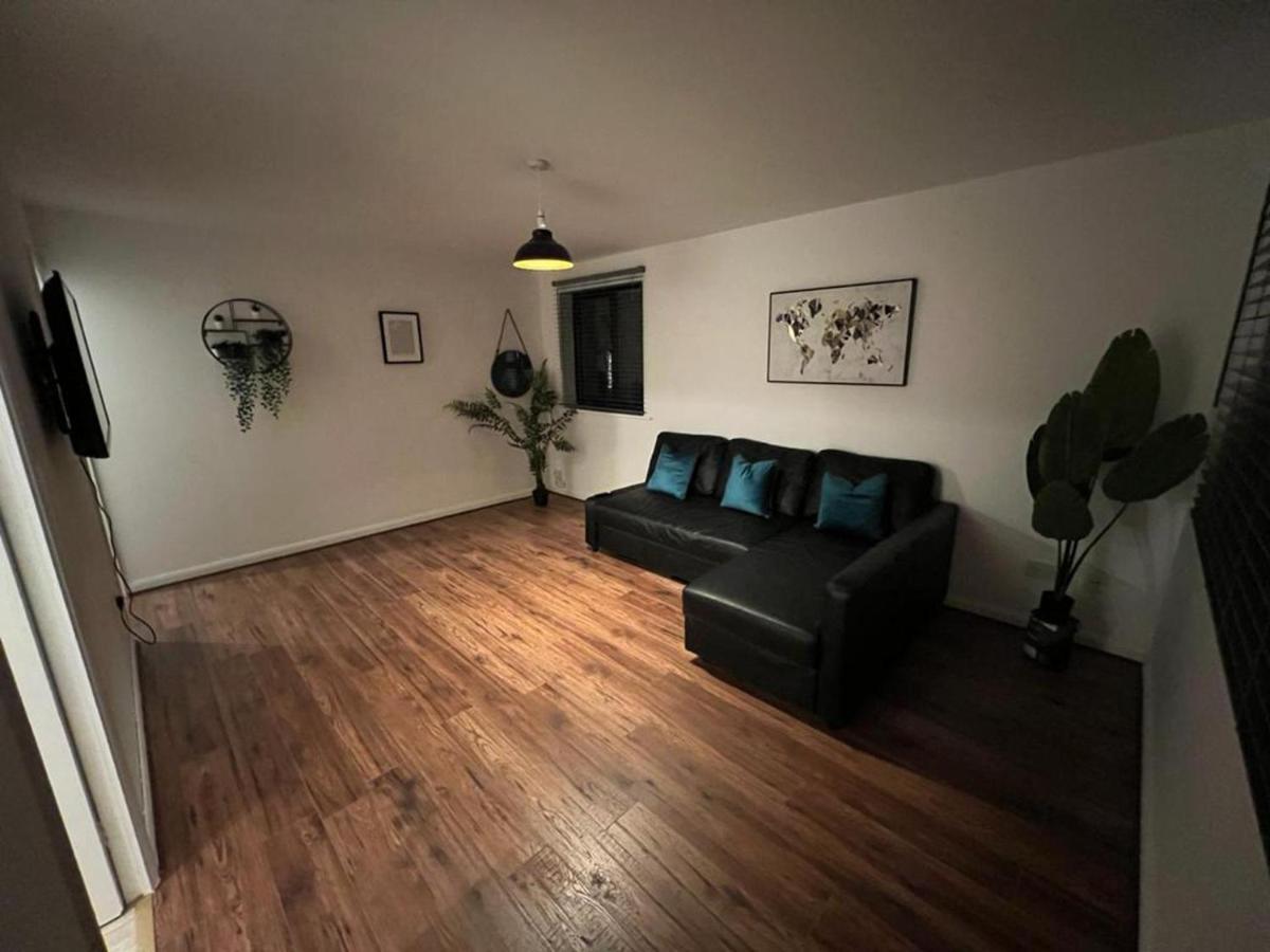 Impeccable 2-Bed Apartment In Grays London Dış mekan fotoğraf