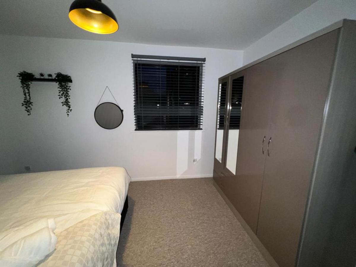 Impeccable 2-Bed Apartment In Grays London Dış mekan fotoğraf