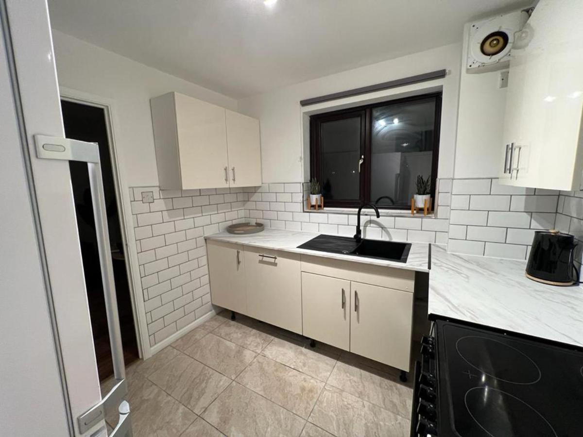 Impeccable 2-Bed Apartment In Grays London Dış mekan fotoğraf