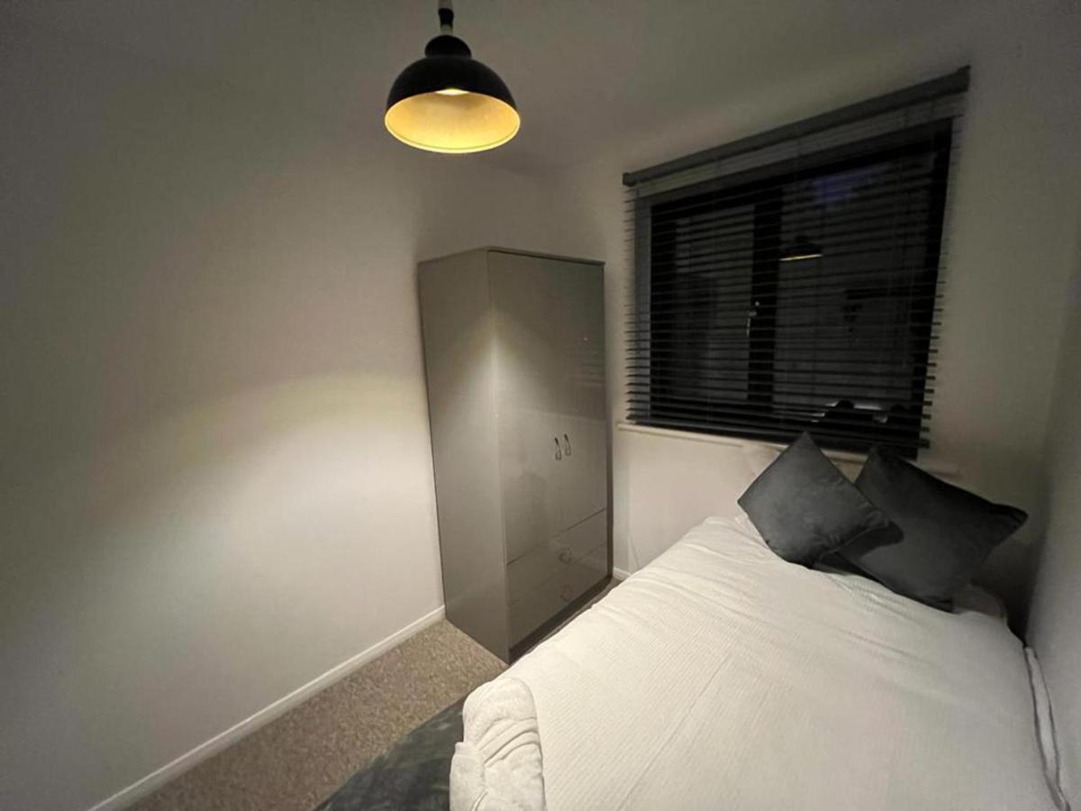 Impeccable 2-Bed Apartment In Grays London Dış mekan fotoğraf
