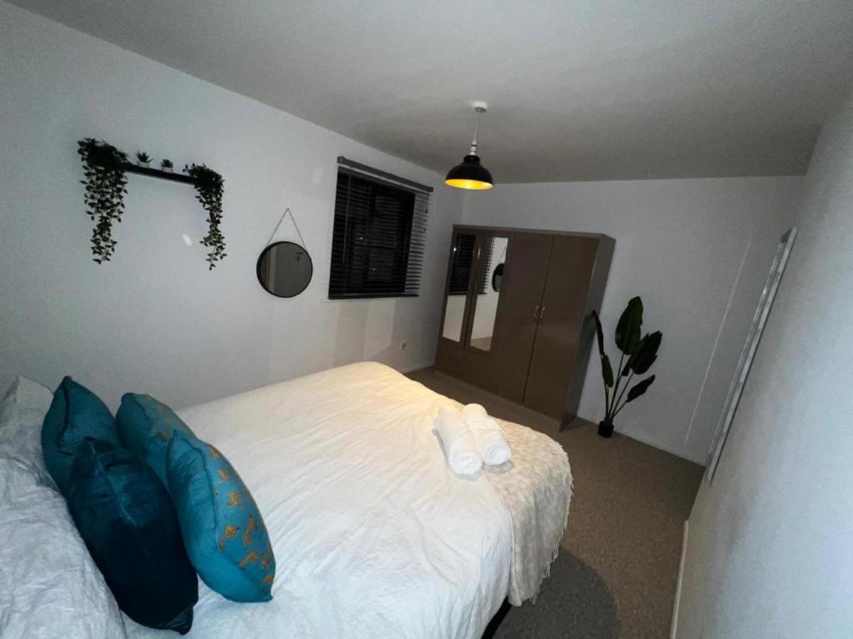 Impeccable 2-Bed Apartment In Grays London Dış mekan fotoğraf